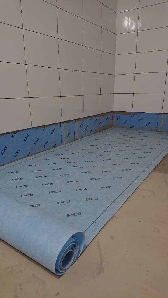 Tätskiktsarbete i badrum under renovering