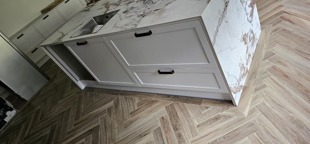 Köksö med marmorliknande yta och detaljarbete